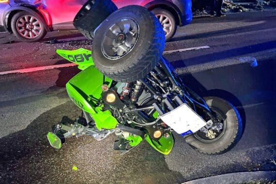 Ein schwerer Verkehrsunfall zwischen Quad und Auto auf einer Landstraße in Engelskirchen.