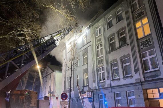 Drehleiter der Feuerwehr im Einsatz bei Wohnungsbrand, Rettung von Bewohnern in Dortmund.