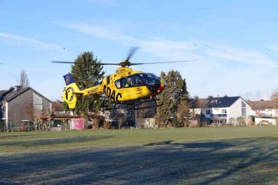 Rettungshubschrauber fliegt verletzten Mann nach Wohnungsbrand in Dortmund ins Krankenhaus.