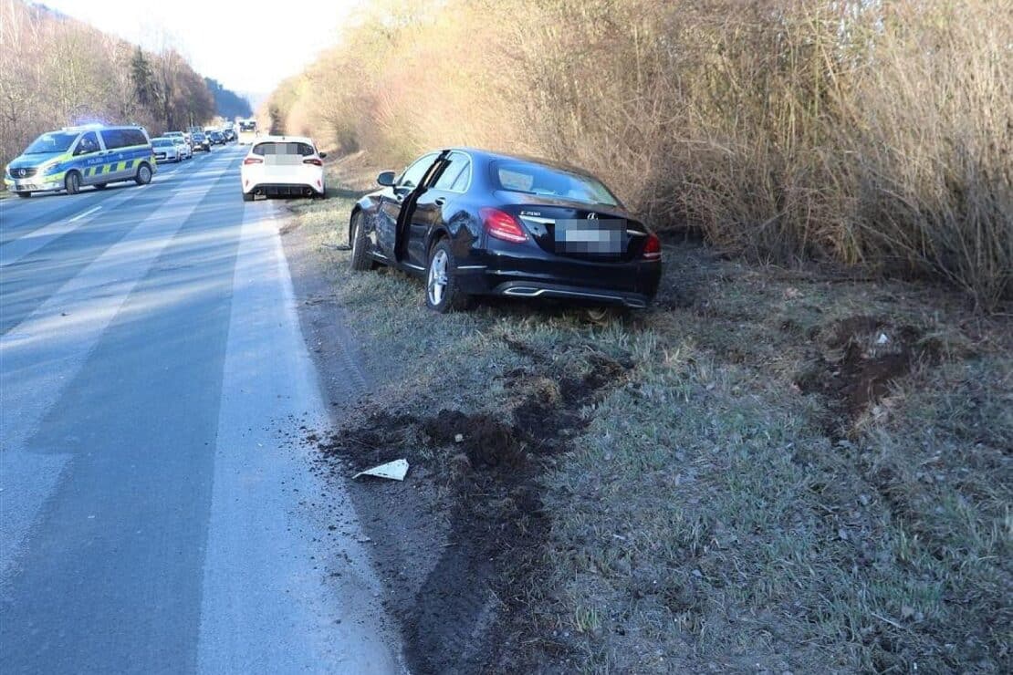 Seniorin verursacht Unfall auf B 64 bei Höxter