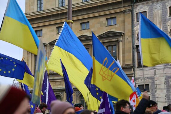 Pro-Ukraine-Demo mit Plakaten und Raum für europäische Unterstützung und Solidarität mit der Ukraine.