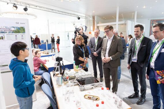 Oberbürgermeister Markus Kleemann beim Presserundgang, präsentiert die Sieger des Jugendforschungswettbewerbs.