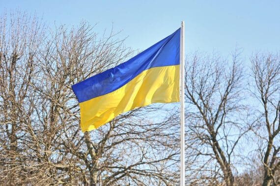 Ukrainische Flagge weht vor einem Bundesgebäude zur Solidarität und Erinnerung an den Krieg.