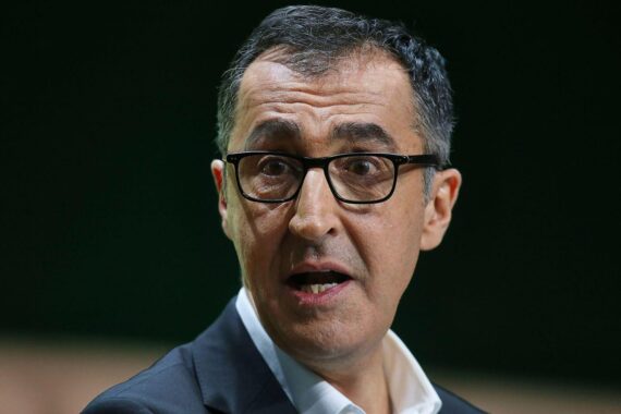 Cem Özdemir im Wahlkampf, Sicherheitsrisiko, Brandanschlag verhindert, politische Gefährdung sichtbar.