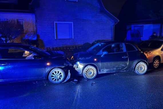 Unfallfahrzeug, Polizei vor beschädigten Autos, Verkehrsunfall, Alkoholeinfluss, Verfolgungsfahrt.