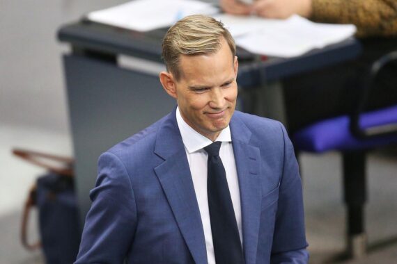 Hendrik Streeck bespricht E-Zigarettenverbot zur Gesundheitsförderung für Kinder und Jugendliche.