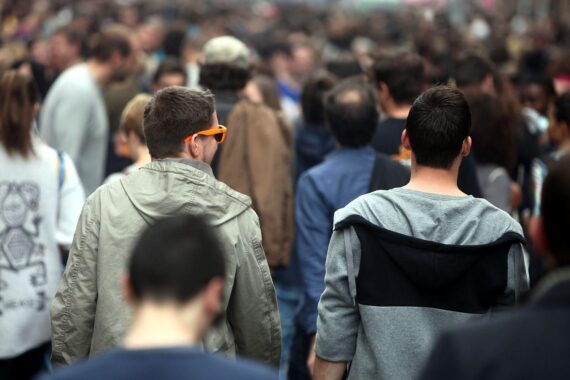 Jugendliche nutzen Smartphones, um soziale Medien zu erleben – Fokus auf Sicherheit und Schutz.