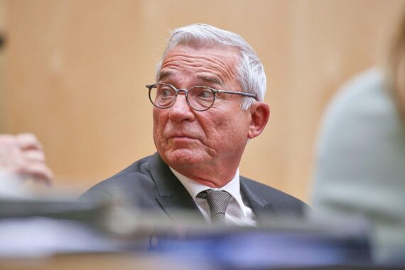 Thomas Strobl unterstützt Handyortung für ausreisepflichtige Personen zur Verbesserung der Sicherheit.