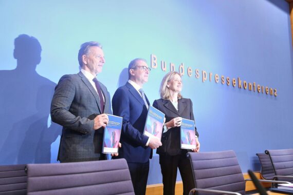 Illustration der Dunkelfeldstudie zu Gewalt in Deutschland: Betroffene Gruppen, niedrige Anzeigequoten, Unterstützungssysteme.