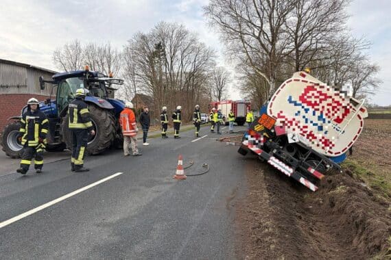 Tankwagen in Schräglage im Graben, Polizei und Feuerwehr sichern Unfallstelle.