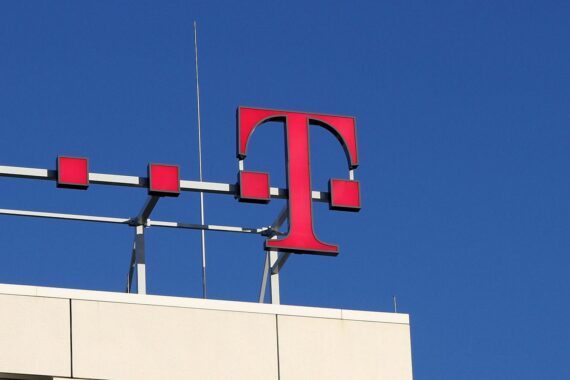 Eine KI-Brille, die auf dem Mobile World Congress präsentiert wird, zusammen mit Telekom-Logo.