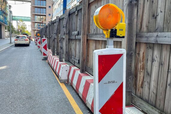 Baustellenzaun mit Leitbaken, Sanierungsarbeiten an der Tiergartenstraße in Jaderberg angekündigt.