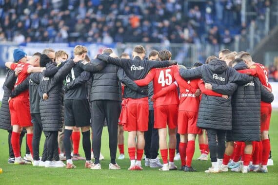 Tim Walter, neuer Trainer von Holstein Kiel, leitet das Mannschaftstraining nach seiner Verpflichtung.