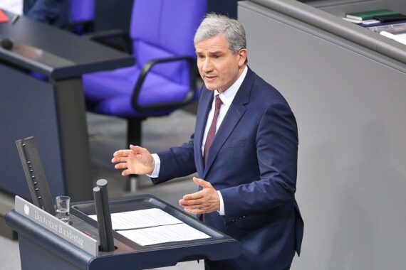 Metin Hakverdi diskutiert Handelsabkommen zwischen EU und USA, betont Stabilität und Verlässlichkeit.