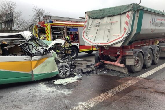 Schwerer Verkehrsunfall auf Autobahn 2 mit Transporter und Lkw, Feuerwehr im Einsatz.