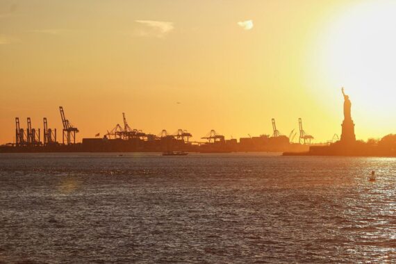 New Yorker Hafen mit Freiheitsstatue, Symbol für amerikanische Wirtschaft und Handelsfragen.