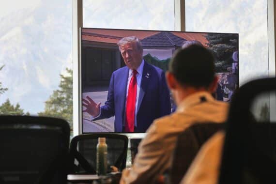 Trump verbietet Zusammenarbeit mit Anthropic; Konflikt über KI-Nutzung im Militär und nationale Sicherheit.