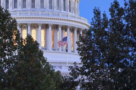 Bild des Kapitols als Symbol für die Bedrohung der Demokratie durch Trump und seine Politik.