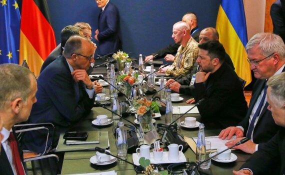 Friedrich Merz und Wolodymyr Selenskyj bei Sicherheitskonferenz, Diskussion über Energiehilfe und Rüstungsunterstützung.