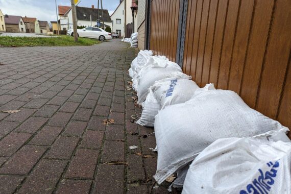 Sandsäcke zum Hochwasserschutz symbolisieren unzureichende Preparedness gegen Extremwetterereignisse in Deutschland.