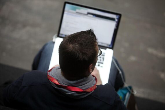 Junge Computernutzer motiviert zur Selbstständigkeit, darstellen von Unabhängigkeit und Selbstverwirklichung.