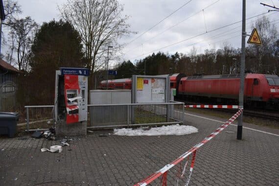 Zerstörter Fahrkartenautomat am Bahnhof in Möser nach Sprengung, Polizei bei Spurensicherung.