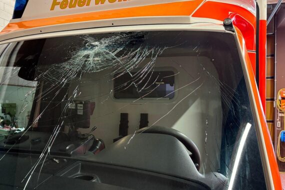 Zerstörte Windschutzscheibe eines Rettungswagens nach Angriff von Jugendlichen in Moers.