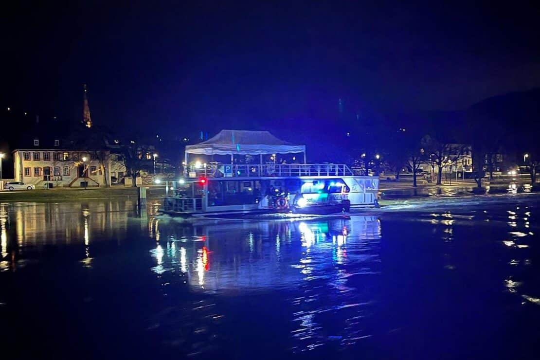 Unbesetztes Hausboot treibt auf der Mosel bei Bernkastel-Kues
