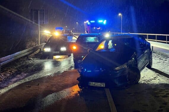 Schwerer Verkehrsunfall: Polizei, beschädigte Autos und Einsatzkräfte an der Unfallstelle in Bielefeld.