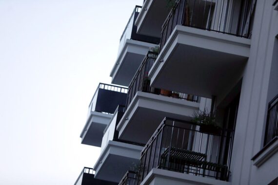 Hausfassade mit einer Mieteinheit, symbolisiert die Diskussion um Mietrecht und Wohnraum.