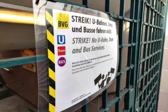 Streikende Beschäftigte im öffentlichen Nahverkehr belasten die Bürger und Wirtschaft in Deutschland.