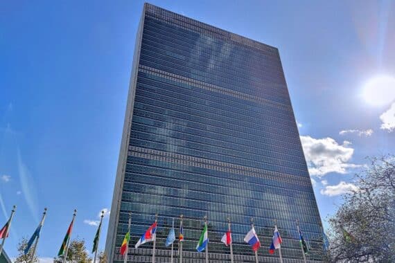 Ein Bild von Zivilisten und zerstörter Infrastruktur im Sudan, das die humanitäre Krise verdeutlicht.