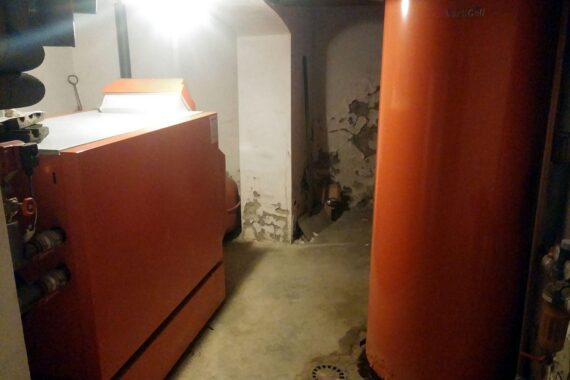 Heizkessel im Keller symbolisiert steigende Energiekosten für Haushalte seit Kriegsbeginn.