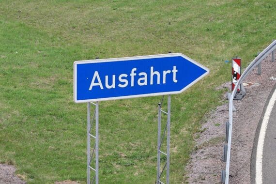 Autobahn-Unfall auf A31: Fahrer kollidiert mit Fahrzeugteilen, Polizei sucht Zeugen.