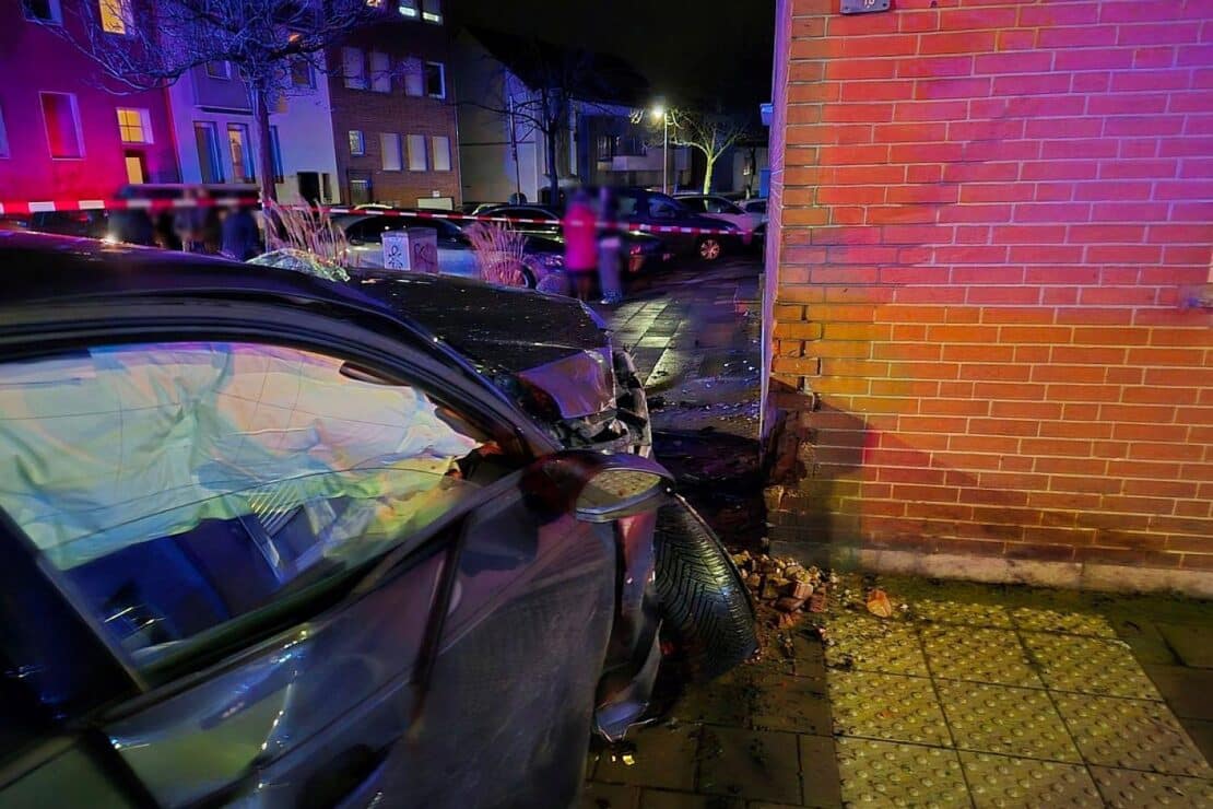 Verkehrsunfall in Düren mit vier Verletzten und beschädigter Hauswand