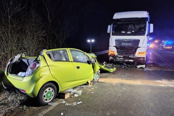 Schwerer Verkehrsunfall: Pkw und Lkw kollidierten, vier Verletzte, Rettungsaktion im Gange.