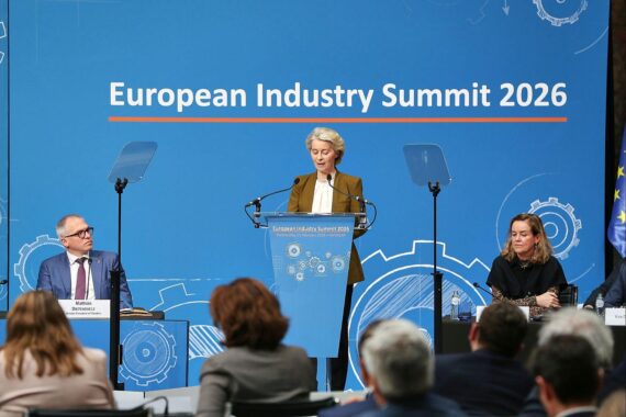 Ursula von der Leyen spricht beim Europäischen Industriegipfel über Wettbewerbsfähigkeit und Investitionen.