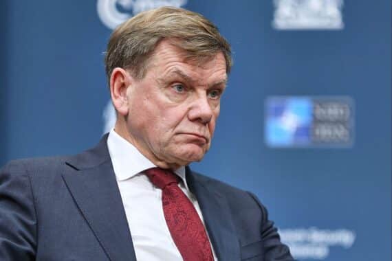 Johann Wadephul äußert Überraschung über Ungarns Blockade von EU-Hilfen für die Ukraine.