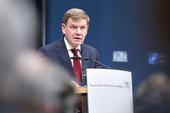 Johann Wadephul spricht über mögliche Russland-Sanktionen und NATO-Schutzschirm in Berlin.