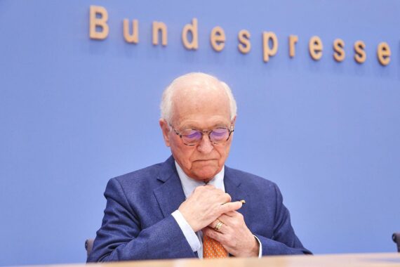Wolfgang Ischinger diskutiert umstrittenen Waffengeschenkvorschlag für Polen, Experten äußern Skepsis.