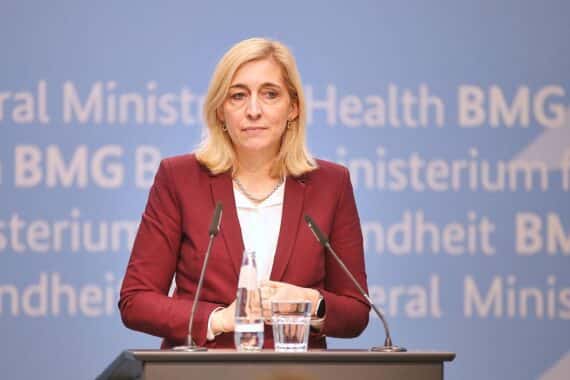 Bundesgesundheitsministerin Warken spricht Reformen zur Stabilisierung der gesetzlichen Krankenversicherung an.