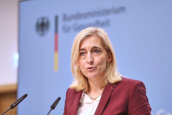 Nina Warken diskutiert mögliche Verbesserungen der elektronischen Patientenakte für digitales Gesundheitswesen.