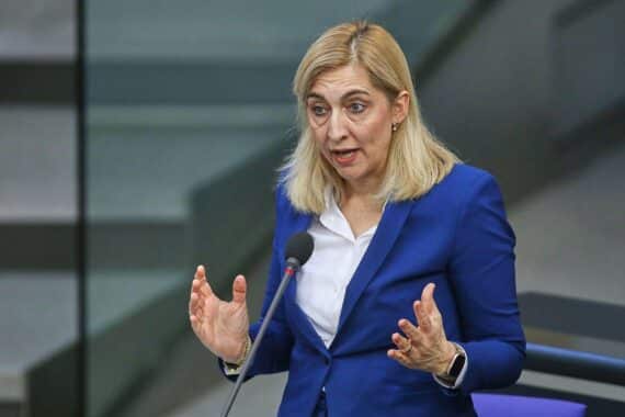 Nina Warken diskutiert Eizellenspende für Paare mit Kinderwunsch im Bundestag.