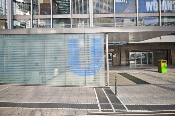 Gestreikte U-Bahn in Frankfurt, leere Stationen, Passagiere suchen alternative Verkehrsmittel.