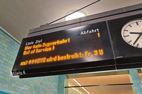 Streik im ÖPNV: leere Straßenbahnen, Busse, ver.di-Logo und Streikankündigungen in der Stadt.