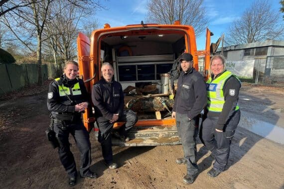 Einsatzteam entschärft alte Fliegerbombe in Köln, Gebiet evakuiert, Sicherheit gewährleistet.