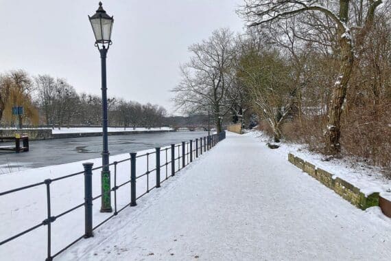 Trüber, kalter Wintertag in Berlin mit Schnee und Nebel; Glättegefahr besteht.