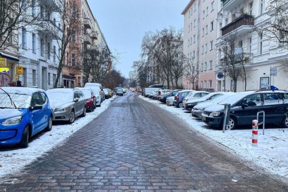Schnee und Wolken in Berlin, milde Temperaturen, gelegentliche Aufheiterungen, mögliche Glättewarnung.