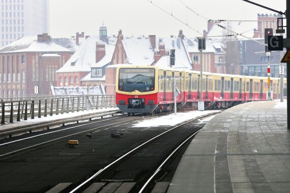 Wechselhaftes Wetter in Berlin: Schnee, Regen und glatte Straßen dominieren die Szenerie.