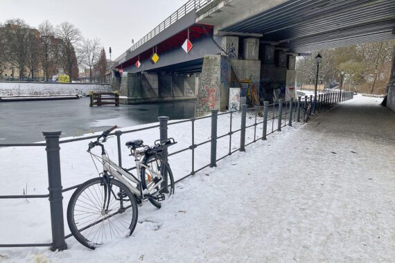 Schnee und frostige Temperaturen in Berlin: Wolken, Schneefall, glatte Straßen und winterliche Stimmung.